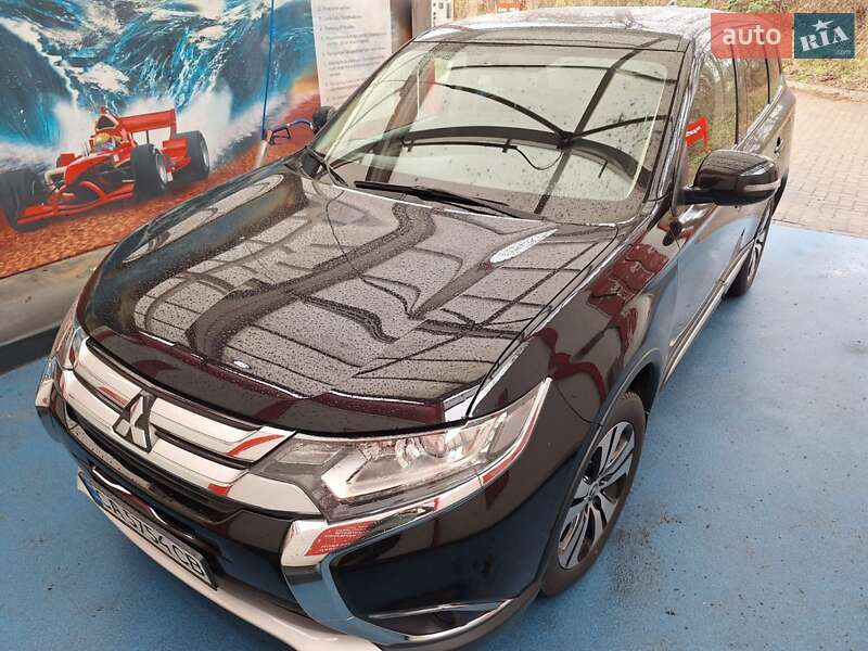 Позашляховик / Кросовер Mitsubishi Outlander 2017 в Черкасах