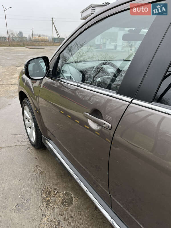 Внедорожник / Кроссовер Mitsubishi Outlander 2010 в Вараше фото 7 Внедорожник / Кроссовер Mitsubishi Outlander 2010 в Вараше