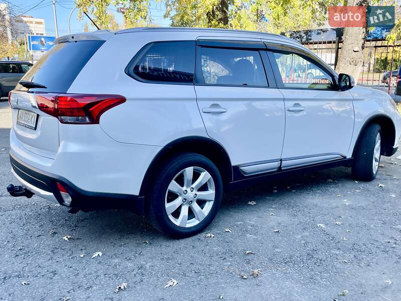 Позашляховик / Кросовер Mitsubishi Outlander 2015 в Києві