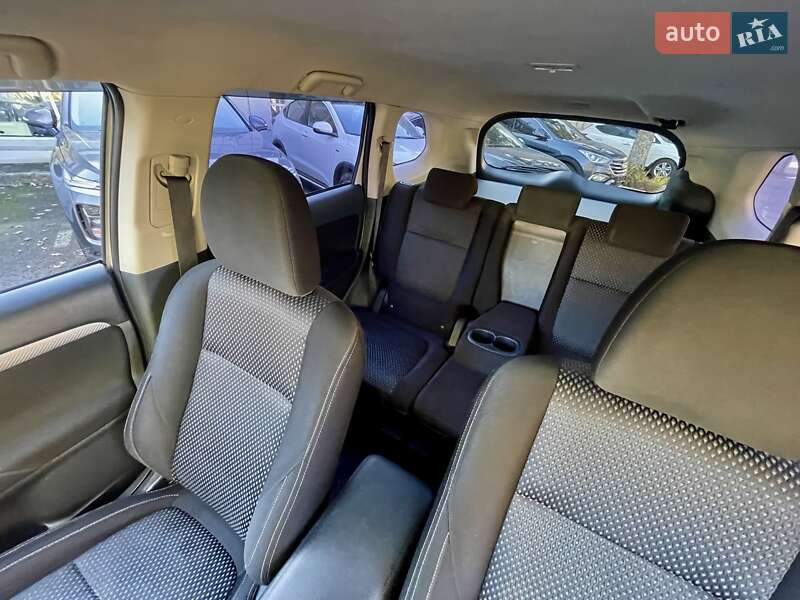 Позашляховик / Кросовер Mitsubishi Outlander 2015 в Києві