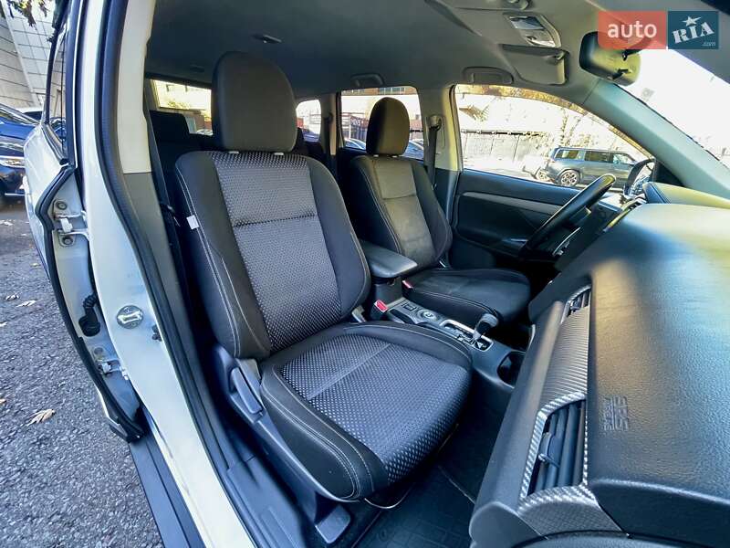 Позашляховик / Кросовер Mitsubishi Outlander 2015 в Києві