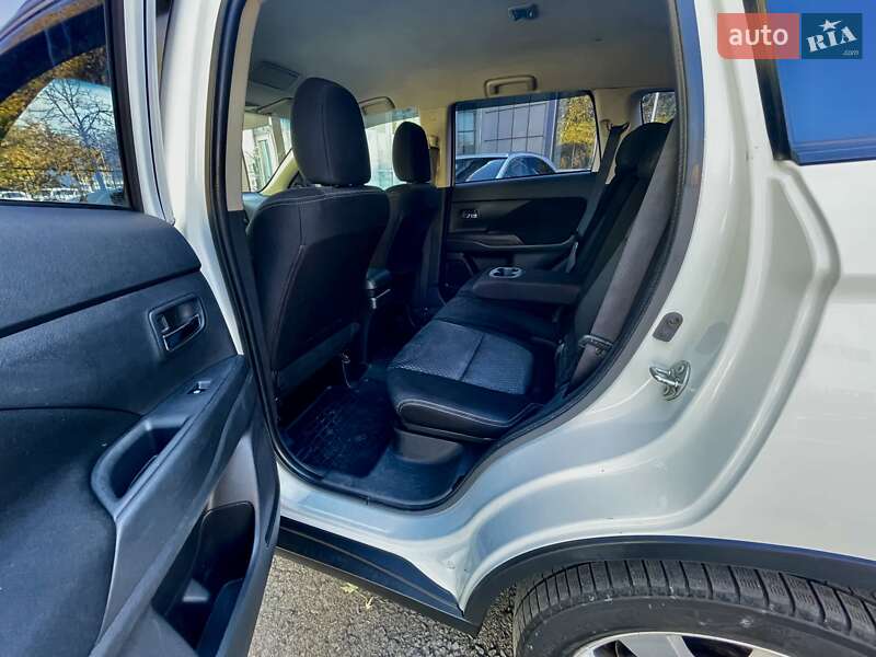 Позашляховик / Кросовер Mitsubishi Outlander 2015 в Києві