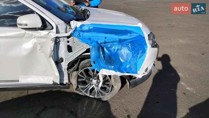 Позашляховик / Кросовер Mitsubishi Outlander 2016 в Звенигородці