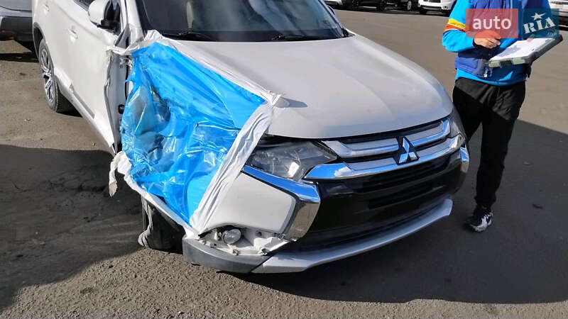 Позашляховик / Кросовер Mitsubishi Outlander 2016 в Звенигородці