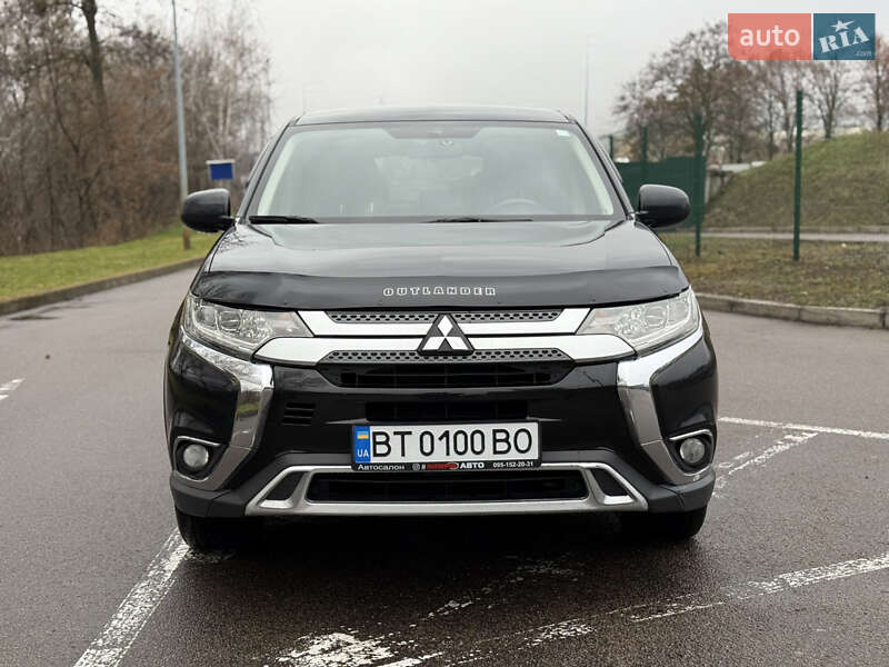 Внедорожник / Кроссовер Mitsubishi Outlander 2017 в Киеве
