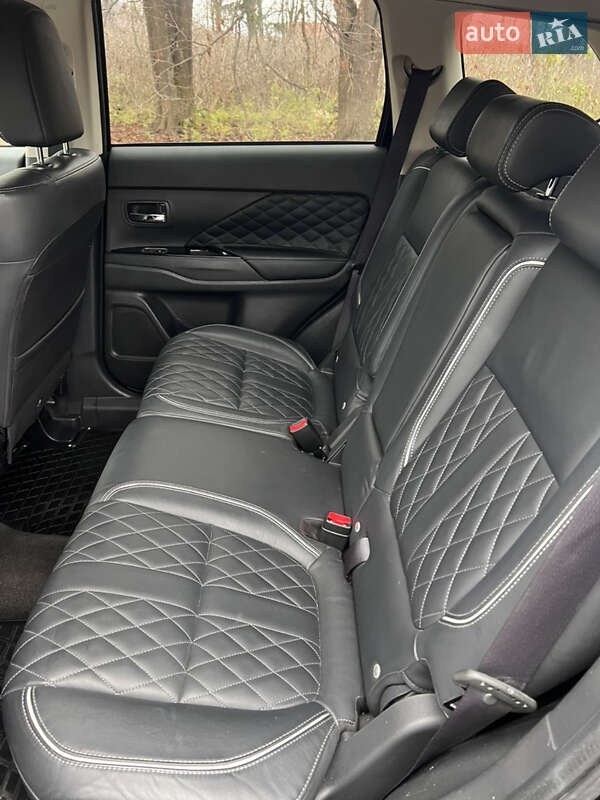 Позашляховик / Кросовер Mitsubishi Outlander 2017 в Луцьку