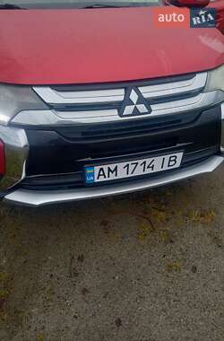 Внедорожник / Кроссовер Mitsubishi Outlander 2016 в Малине