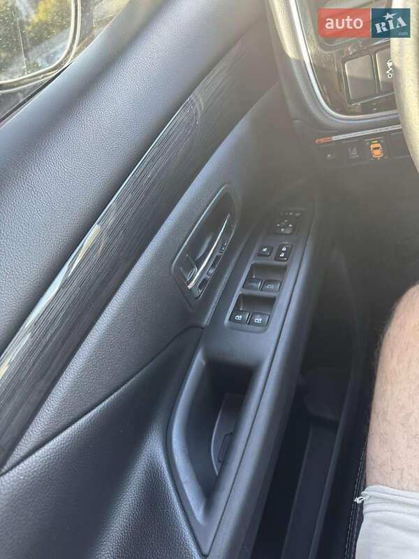 Позашляховик / Кросовер Mitsubishi Outlander 2016 в Києві