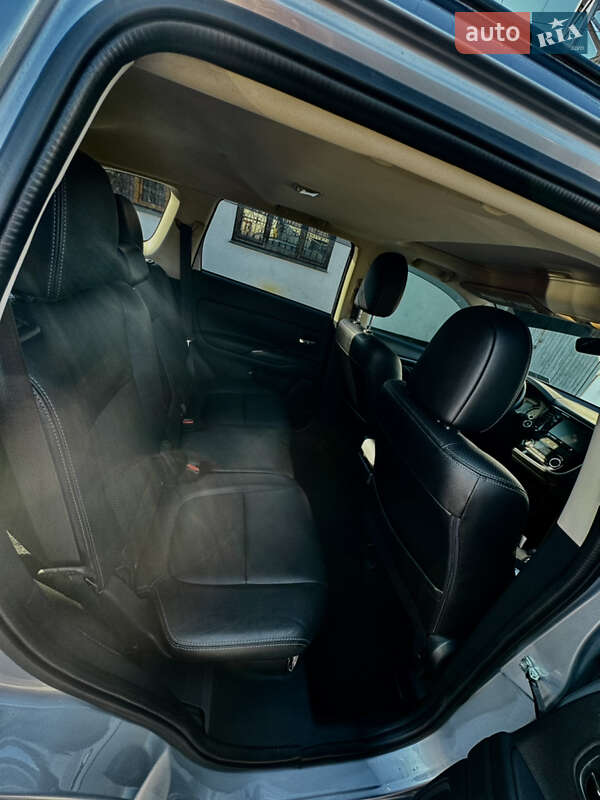 Позашляховик / Кросовер Mitsubishi Outlander 2016 в Києві