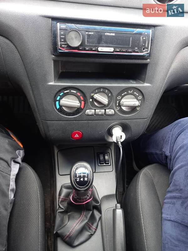 Позашляховик / Кросовер Mitsubishi Outlander 2003 в Хотині фото 10 Позашляховик / Кросовер Mitsubishi Outlander 2003 в Хотині