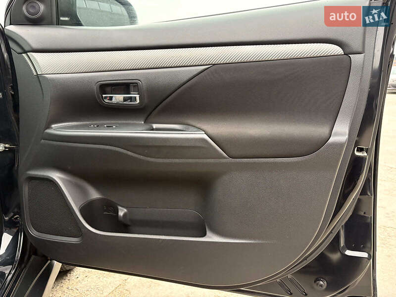 Позашляховик / Кросовер Mitsubishi Outlander 2017 в Львові фото 29 Позашляховик / Кросовер Mitsubishi Outlander 2017 в Львові