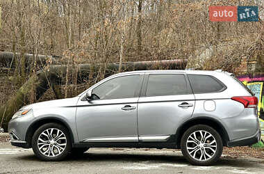 Позашляховик / Кросовер Mitsubishi Outlander 2016 в Києві
