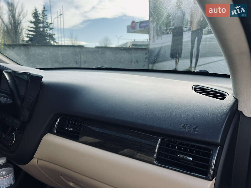 Внедорожник / Кроссовер Mitsubishi Outlander 2015 в Одессе фото 37 Внедорожник / Кроссовер Mitsubishi Outlander 2015 в Одессе