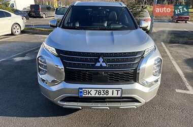 Позашляховик / Кросовер Mitsubishi Outlander 2022 в Рівному