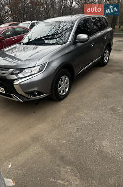 Внедорожник / Кроссовер Mitsubishi Outlander 2020 в Киеве