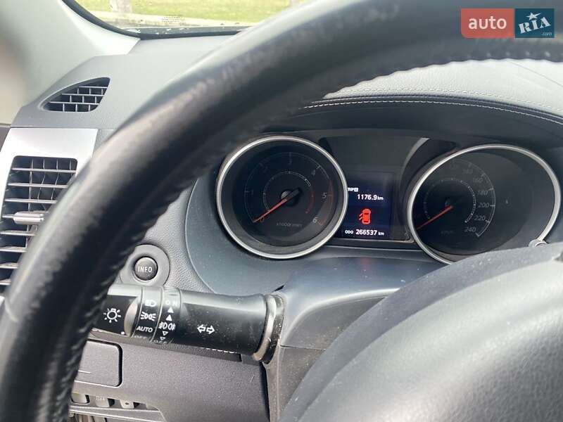 Позашляховик / Кросовер Mitsubishi Outlander 2010 в Сарнах