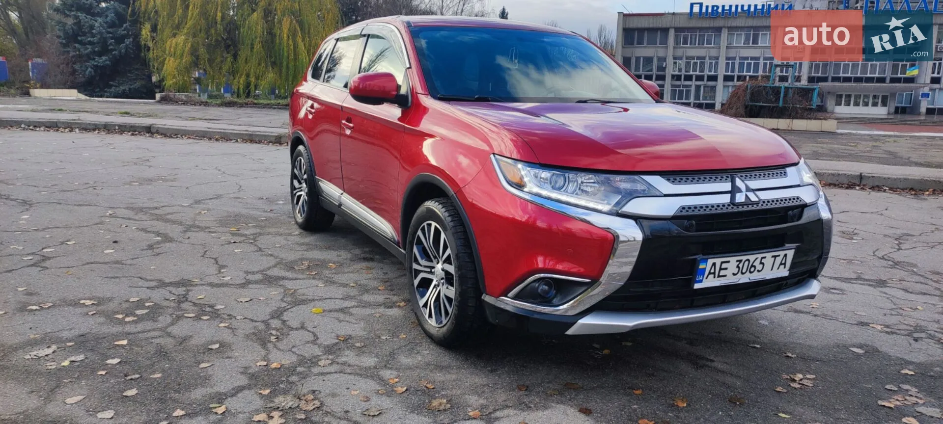 2017 Mitsubishi Outlander - фото 1