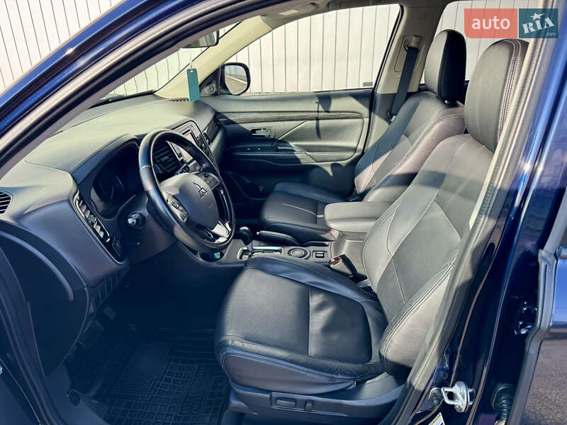 Позашляховик / Кросовер Mitsubishi Outlander 2016 в Чернівцях