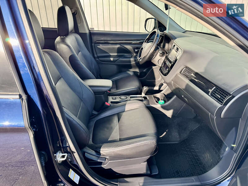 Позашляховик / Кросовер Mitsubishi Outlander 2016 в Чернівцях