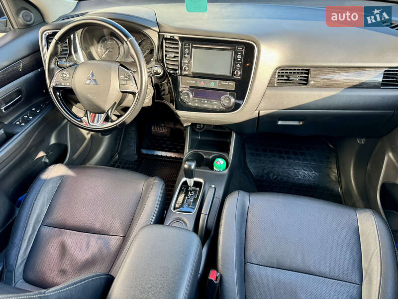 Позашляховик / Кросовер Mitsubishi Outlander 2016 в Чернівцях
