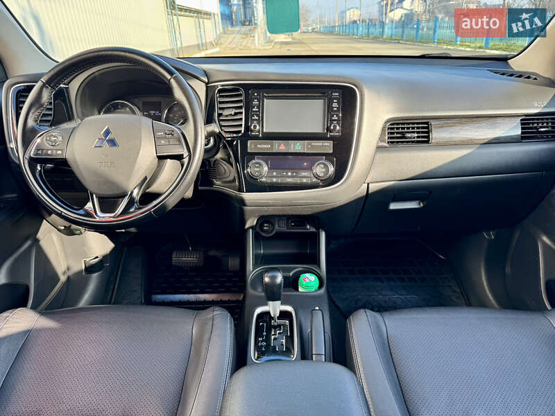 Позашляховик / Кросовер Mitsubishi Outlander 2016 в Чернівцях