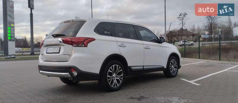 Внедорожник / Кроссовер Mitsubishi Outlander 2017 в Киеве