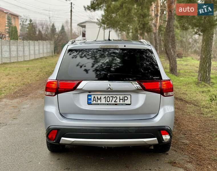 Внедорожник / Кроссовер Mitsubishi Outlander 2015 в Киеве