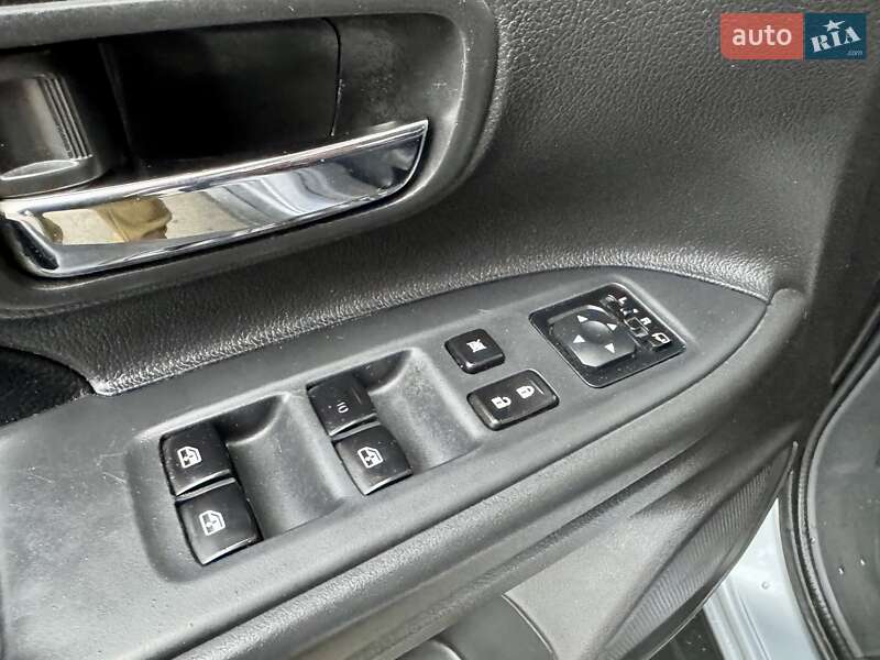 Внедорожник / Кроссовер Mitsubishi Outlander 2015 в Киеве