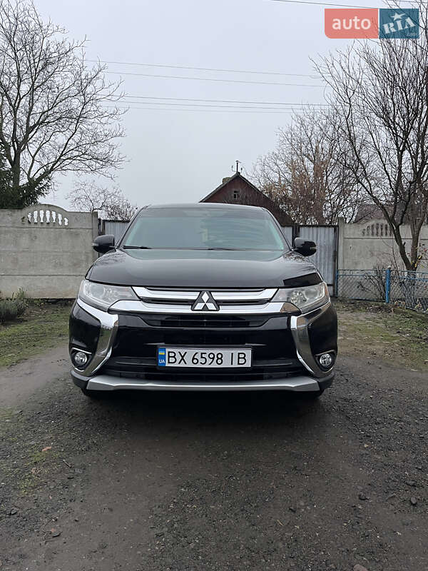 Внедорожник / Кроссовер Mitsubishi Outlander 2017 в Нетешине