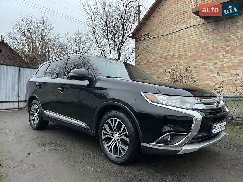 Внедорожник / Кроссовер Mitsubishi Outlander 2017 в Нетешине