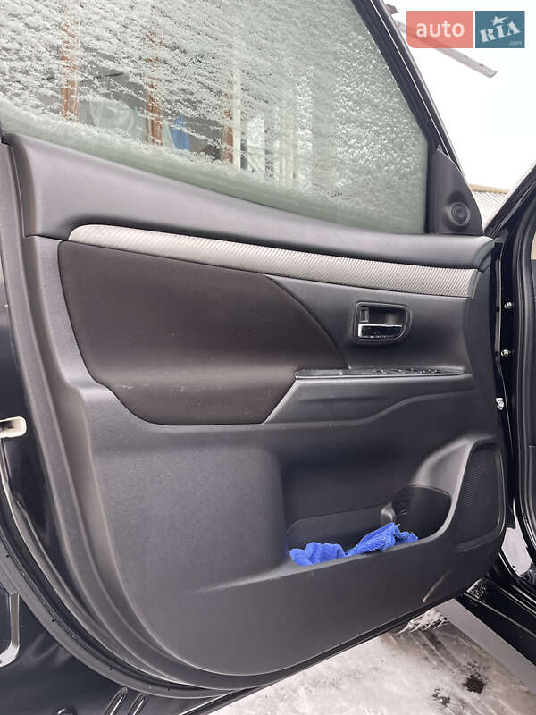 Внедорожник / Кроссовер Mitsubishi Outlander 2017 в Нетешине