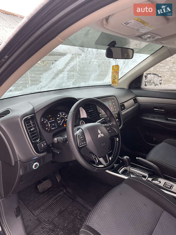Внедорожник / Кроссовер Mitsubishi Outlander 2017 в Нетешине