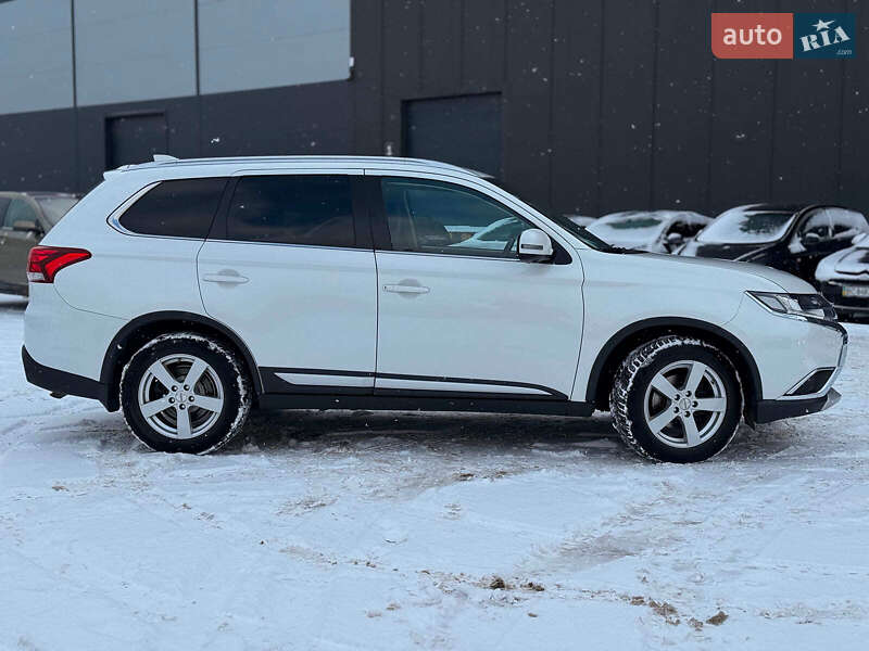 Внедорожник / Кроссовер Mitsubishi Outlander 2016 в Львове