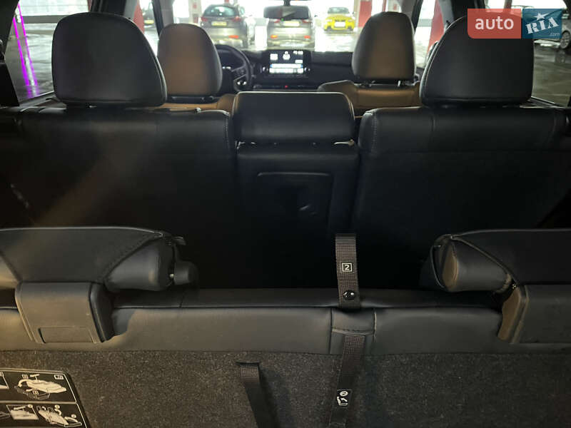 Позашляховик / Кросовер Mitsubishi Outlander 2024 в Львові