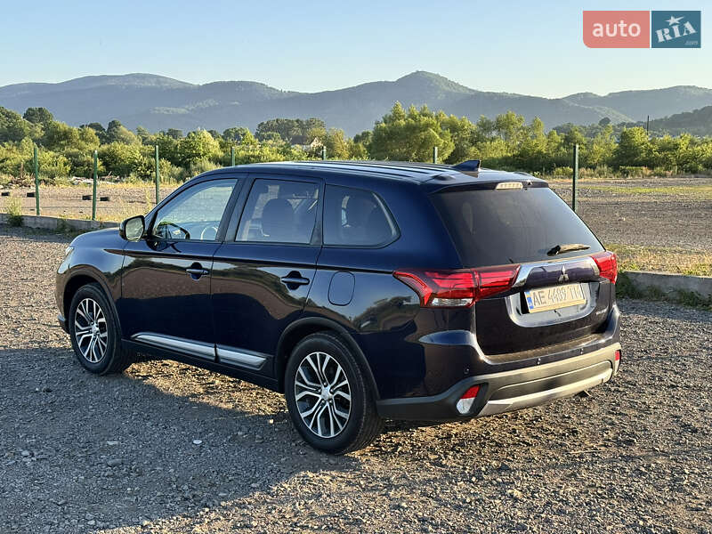 Позашляховик / Кросовер Mitsubishi Outlander 2017 в Хусті