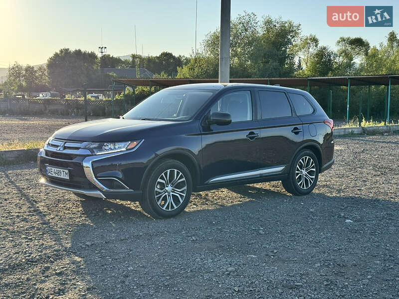 Позашляховик / Кросовер Mitsubishi Outlander 2017 в Хусті
