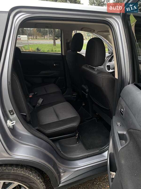 Внедорожник / Кроссовер Mitsubishi Outlander 2016 в Одессе