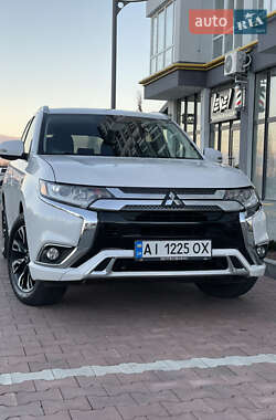 Позашляховик / Кросовер Mitsubishi Outlander 2017 в Києві