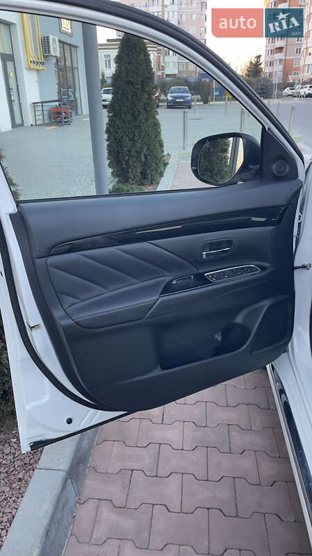 Внедорожник / Кроссовер Mitsubishi Outlander 2017 в Киеве фото 62 Внедорожник / Кроссовер Mitsubishi Outlander 2017 в Киеве