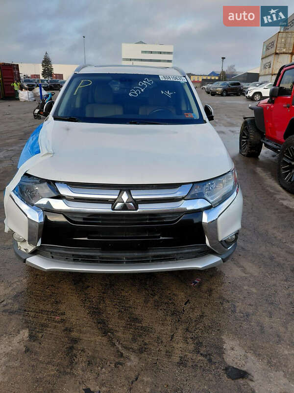 Позашляховик / Кросовер Mitsubishi Outlander 2016 в Звенигородці