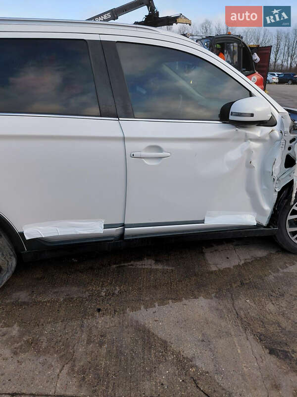 Позашляховик / Кросовер Mitsubishi Outlander 2016 в Звенигородці