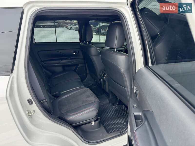 Позашляховик / Кросовер Mitsubishi Outlander 2020 в Києві