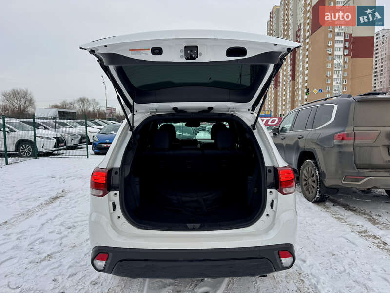 Позашляховик / Кросовер Mitsubishi Outlander 2020 в Києві