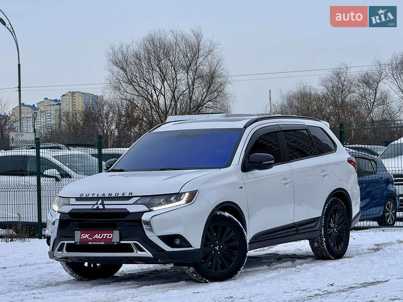 Позашляховик / Кросовер Mitsubishi Outlander 2020 в Києві