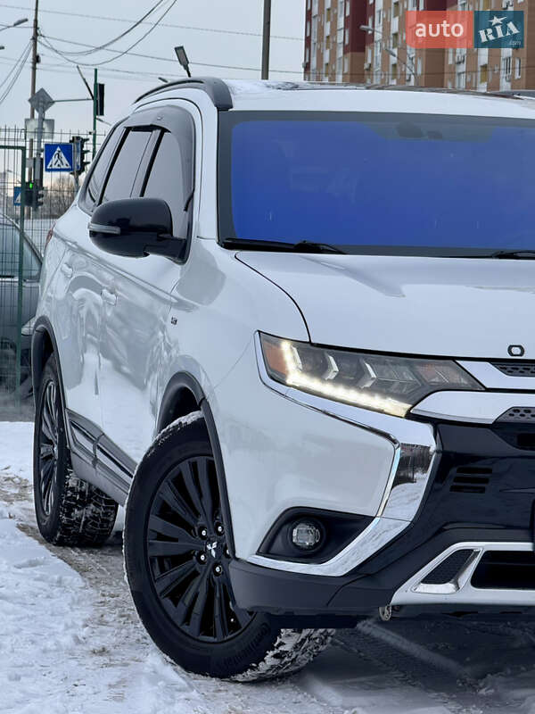 Позашляховик / Кросовер Mitsubishi Outlander 2020 в Києві
