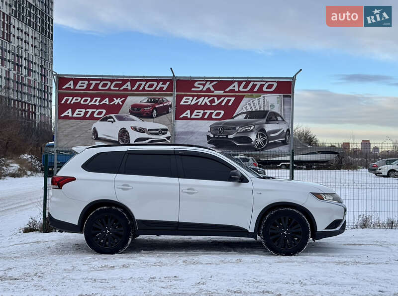 Позашляховик / Кросовер Mitsubishi Outlander 2020 в Києві