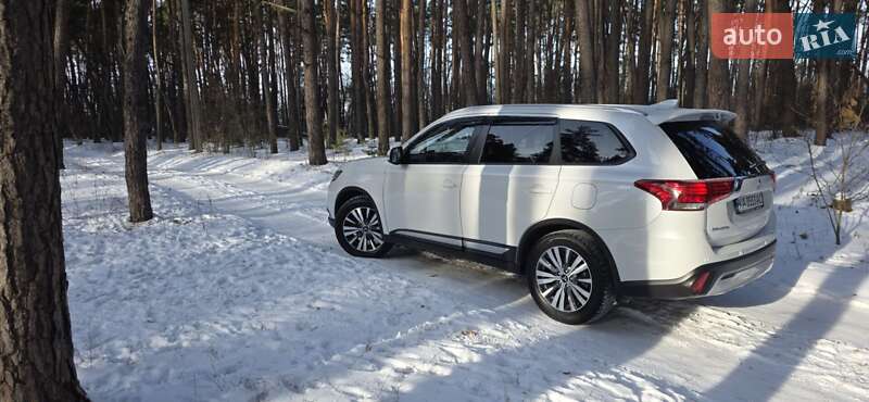 Внедорожник / Кроссовер Mitsubishi Outlander 2021 в Киеве