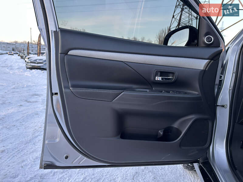 Внедорожник / Кроссовер Mitsubishi Outlander 2013 в Харькове