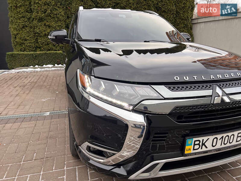 Внедорожник / Кроссовер Mitsubishi Outlander 2022 в Ровно