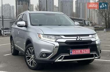 Позашляховик / Кросовер Mitsubishi Outlander 2017 в Києві